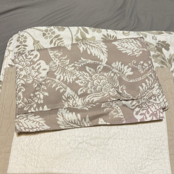 Cloth table linens, napkins, placemats, and runner - Picture 3 of 6